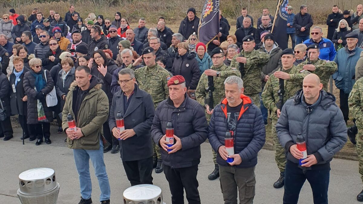 Delegacija Grada Sinja odala počast žrtvama Borova naselja