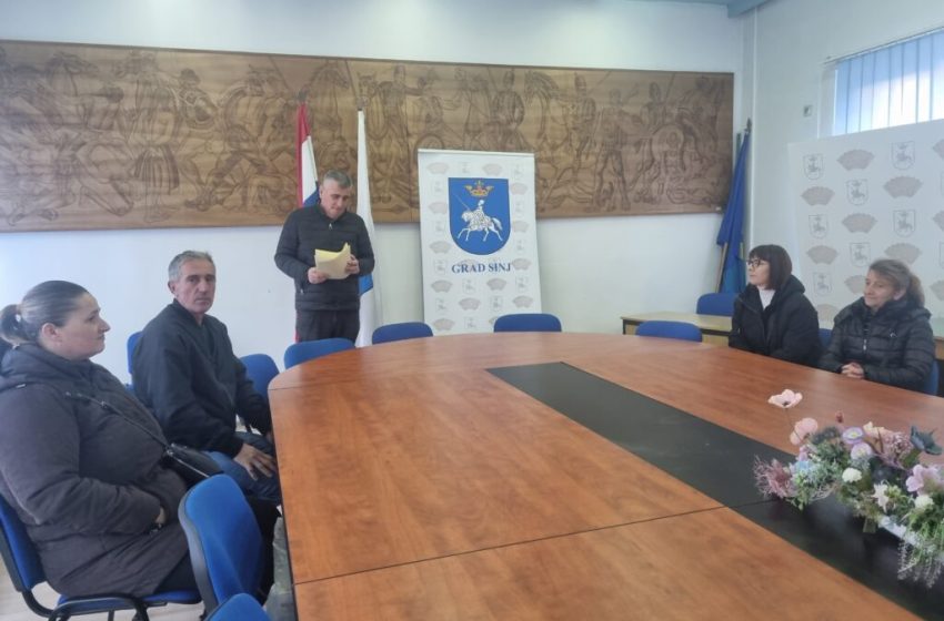  Gradonačelnik Bulj uručio ugovore za srednjoškolske stipendije