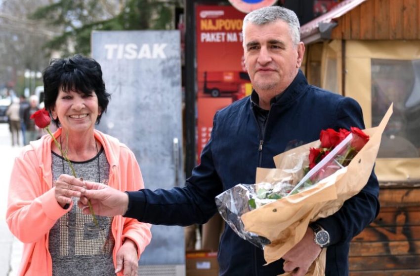  Međunarodni dan žena: Gradonačelnik Bulj i njegov zamjenik Bobeta dijelili ruže Sinjankama