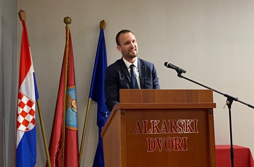  Ministar Erlić uručio ugovore brdsko-planinskim područjima Splitsko-dalmatinske županije